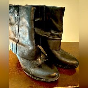 BCBG Cinelia fold over leather ankle boots womans size 8.5 black